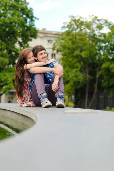 Giovane felice coppia sorridente abbracciando — Foto Stock