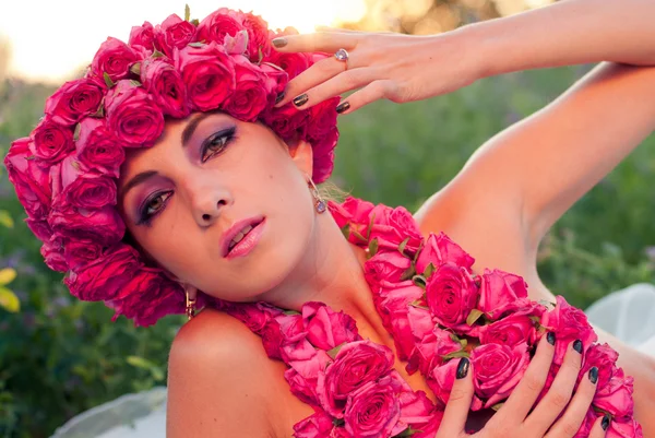 Молодая красивая модель с розовой короной — стоковое фото