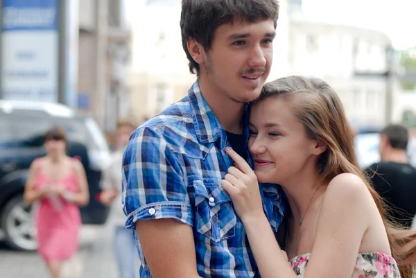 Jovem casal feliz na cidade — Fotografia de Stock