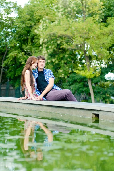 Joven feliz sonriente pareja abrazando — Foto de Stock