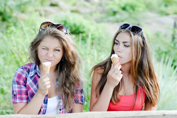 Duas amigas felizes comendo sorvete ao ar livre — Fotografia de Stock