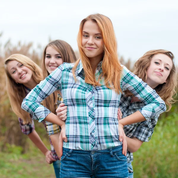 Quatre amis adolescents heureux — Photo
