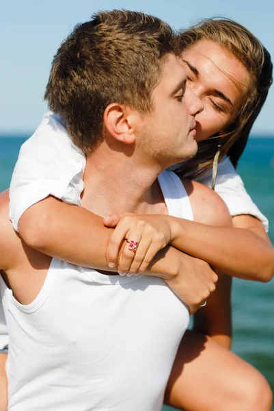 Young happy vouple kissing by the sea — Stock Photo, Image