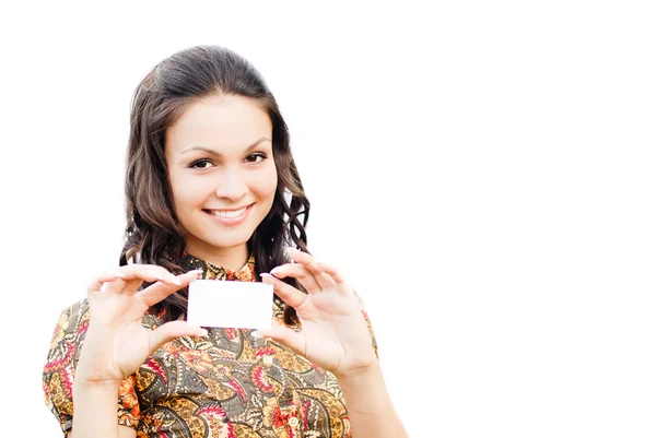 Joven hermosa mujer sosteniendo tarjeta de visita — Foto de Stock