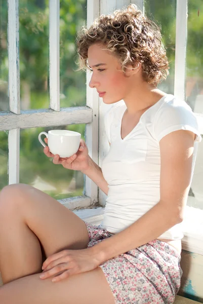 Jeune femme ayant tasse de café du matin — Photo