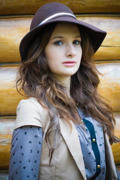Stijlvolle jongedame dragen hoed — Stockfoto