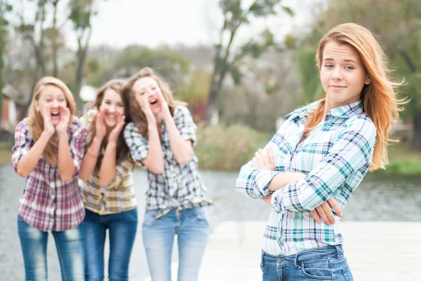 Três meninas chamando seu amigo — Fotografia de Stock