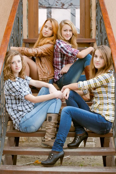 Quatro felizes adolescentes meninas amigos — Fotografia de Stock