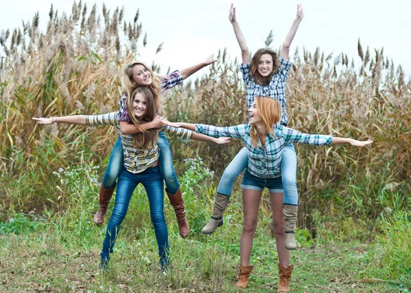 Vier glücklich teen mädchen friends having fun draußen — Stockfoto