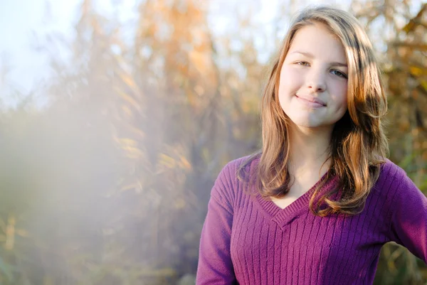 Tienermeisje herfstdag portret — Stockfoto