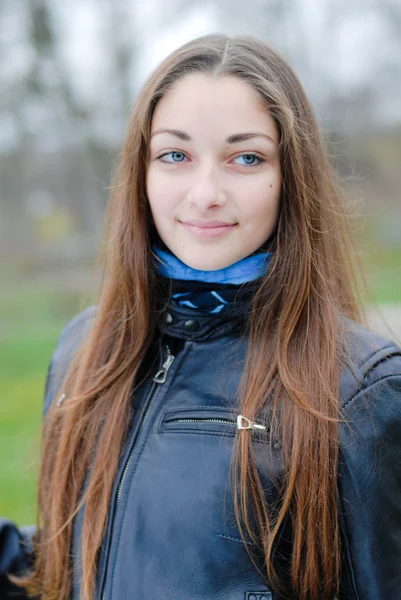 Young beautiful woman outdoor autumn portrait — Stockfoto
