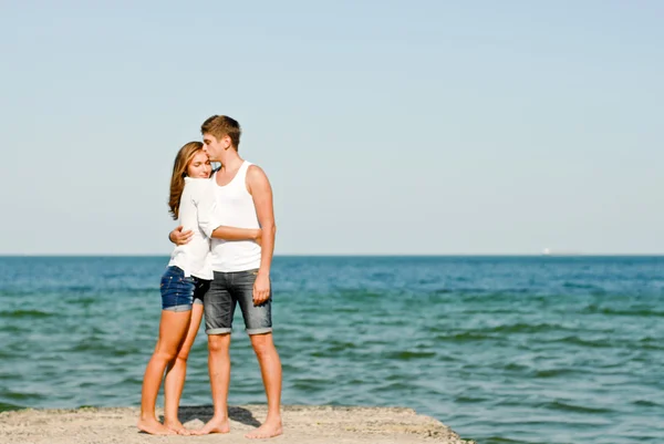 年轻快乐的夫妻在海边接吻 — 图库照片