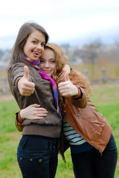Twee jonge meisje vrienden tonen oke — Stockfoto