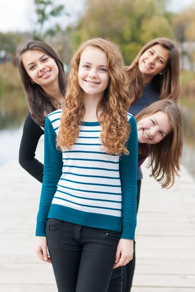 Quatre amis adolescents heureux — Photo