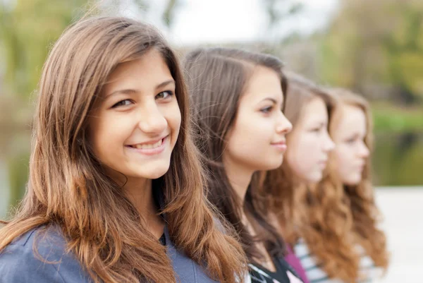 Quatro felizes amigos adolescentes — Fotografia de Stock