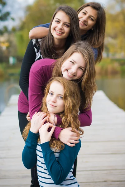 Quattro amici adolescenti felici — Foto Stock