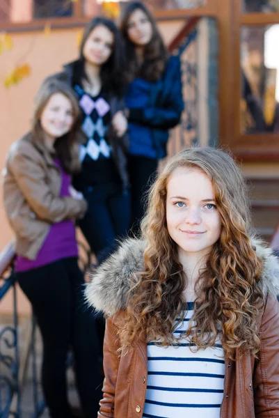 Vier glückliche Teenager-Freundinnen — Stockfoto