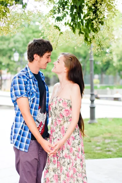 Joven feliz sonriente pareja cogida de la mano — Foto de Stock