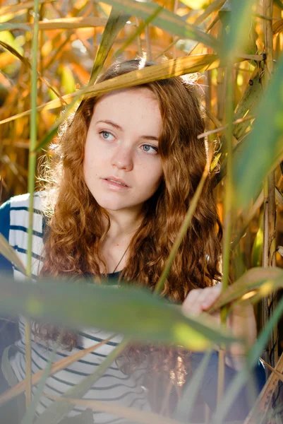 Ung vacker kvinna söker av reed — Stockfoto