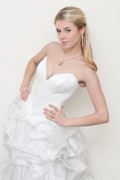 年轻貌美的新娘的时尚外观 — 图库照片