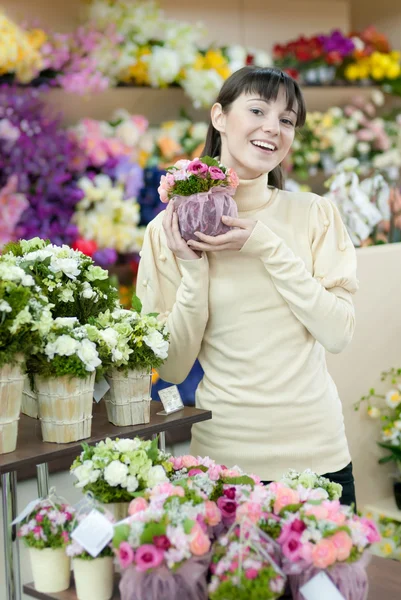 Kobieta w kwiaciarni — Zdjęcie stockowe