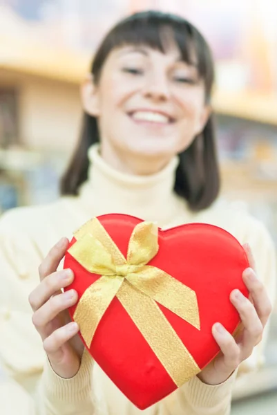 Wanita bahagia dan kotak hadiah merah — Stok Foto