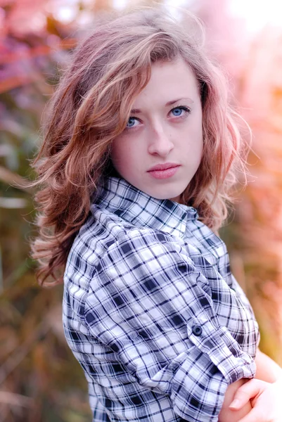 Souriant adolescent fille tête tourné portrait — Photo