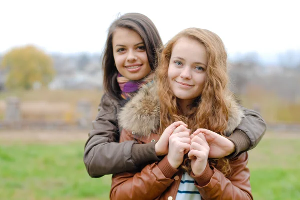 Přátelství - dvě nejlepší přítelkyně objímání přicházejí do styku — Stock fotografie