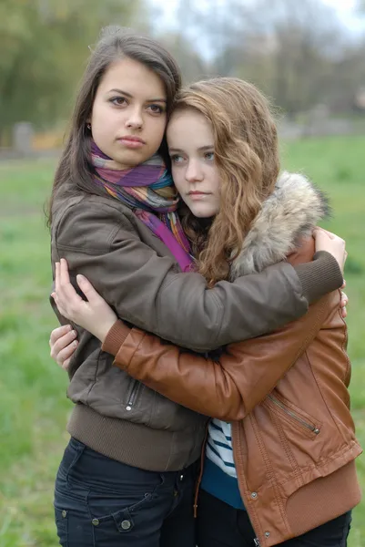 Két fiatal gyönyörű tini lány barátságos ölelés — Stock Fotó