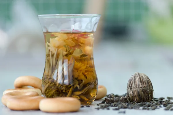 Glass of chinese tea on gray background — Stock Photo, Image