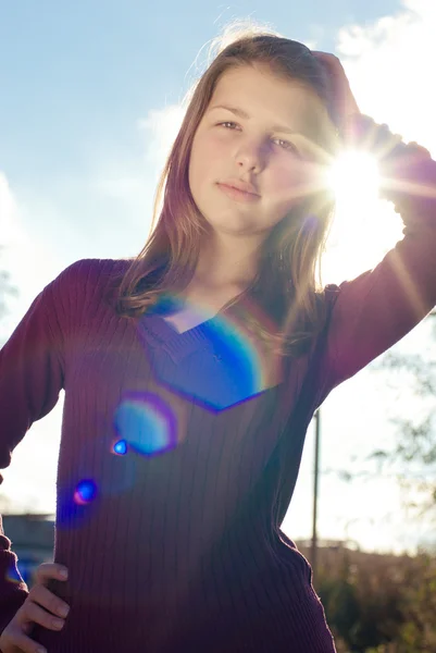 Joyeux jeune fille en plein air — Photo