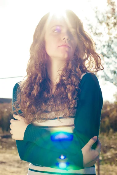 Feliz chica joven al aire libre — Foto de Stock