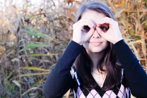 Chica mirando a través de gafas de dedo —  Fotos de Stock