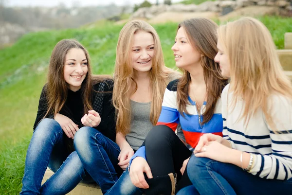 Dışarıda eğleniyor dört mutlu genç kız arkadaş — Stok fotoğraf