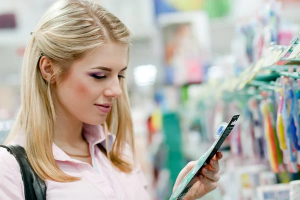 Mujer comprando un cepillo de dientes — Foto de Stock