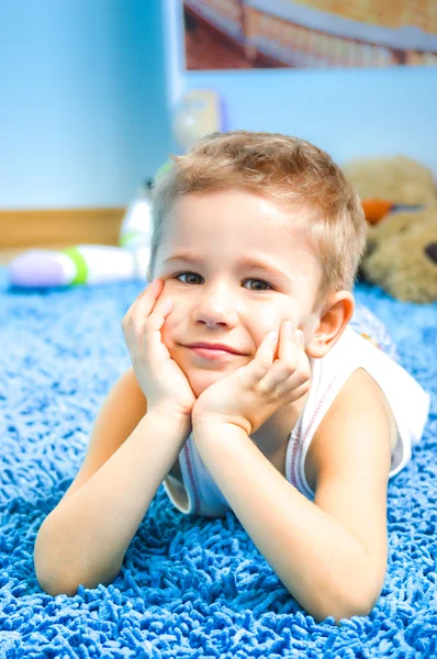 Glada leende och skrattande pojke — Stockfoto