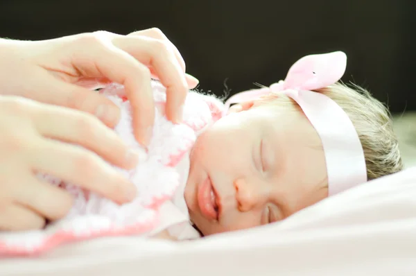 Спящий новорожденный крупным планом — стоковое фото