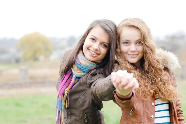 Brunette and blond haired girls friends hug — Stock Photo, Image