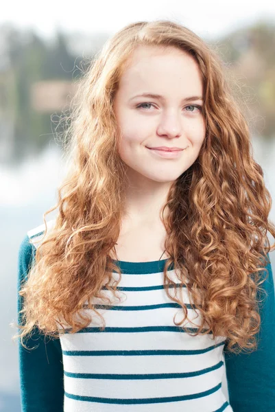 Adolescente menina outono dia retrato — Fotografia de Stock
