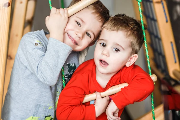 Šťastné děti dva bratři — Stock fotografie