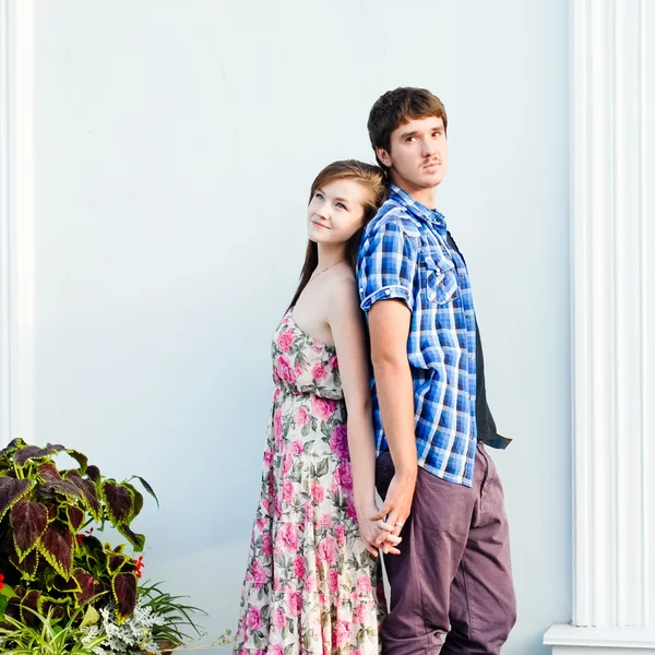 Young happy couple in city — Stock Photo, Image