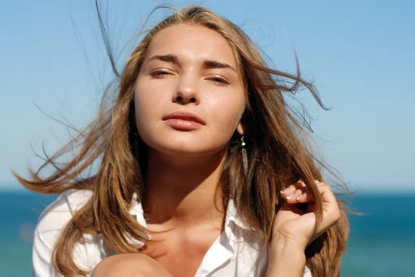 Jeune femme au repos au bord de la mer — Photo