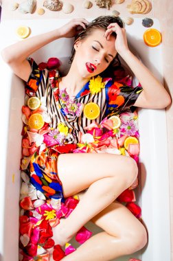 güzel seksi genç dişi çiçekler ile banyo.