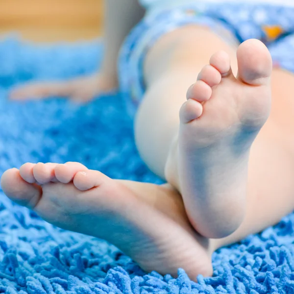 Primer plano de los pies de los niños — Foto de Stock