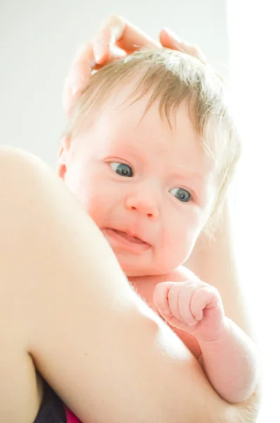 Newborn in mother's hands, looking with blue eyes — Stock Photo, Image