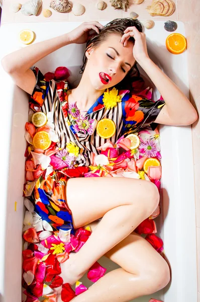 Hermosa sexy joven hembra en baño con flores . — Foto de Stock