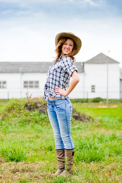 Hübsch lächelnd glücklich Teenager-Mädchen an sonnigem Tag mit Cowboyhut — Stockfoto