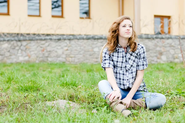 Dość uśmiechający się zadowolony nastolatka siedzi na zewnątrz — Zdjęcie stockowe