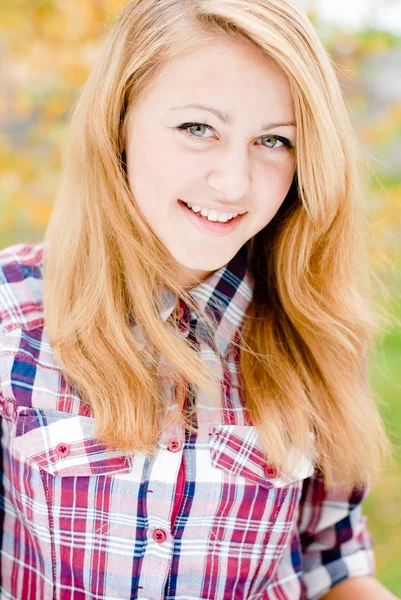 Porträt einer schönen jungen blonden Frau — Stockfoto