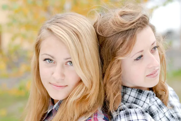 Twee gelukkige tiener meisjes schoolvrienden buitenshuis — Stockfoto